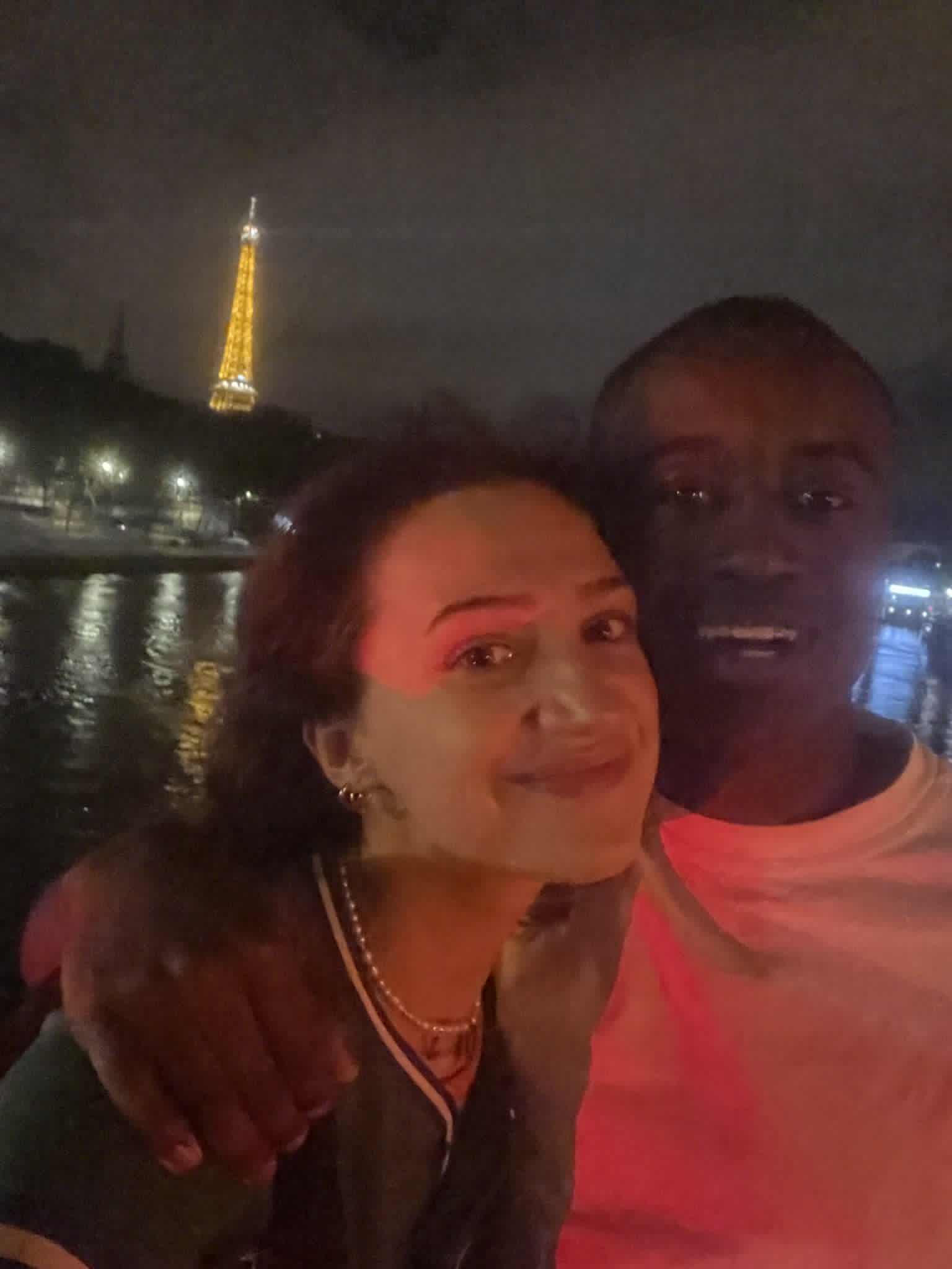 Nous deux a Paris, tour Eiffel illuminee